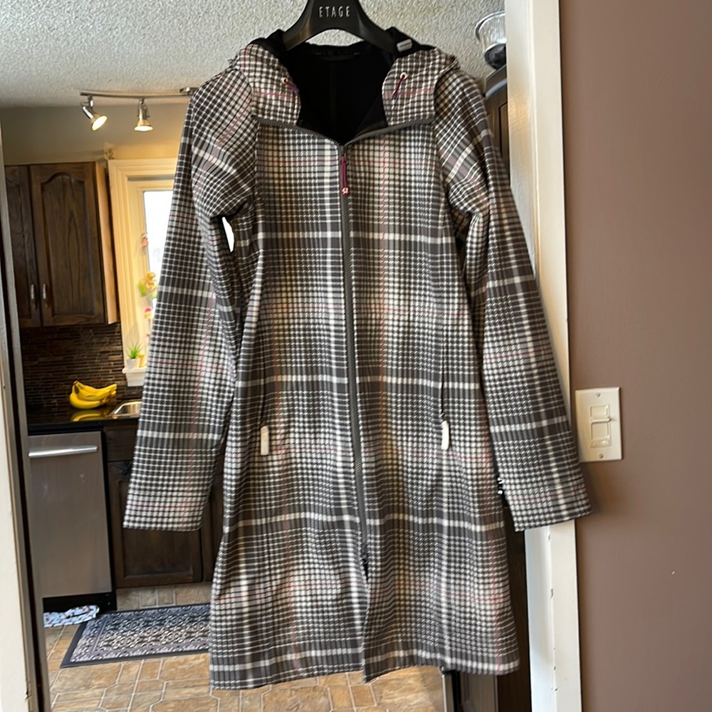 lululemon rain coat - Picture 1 of 3